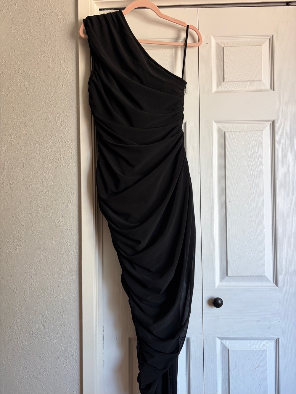 ELLIATT Genie Dress in Black One Shoulder Midi - Picture 5 of 11